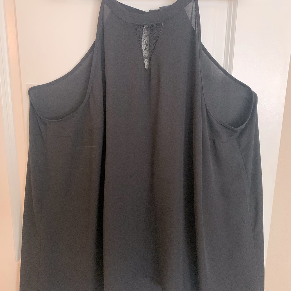 Beautiful forgiving flowy black blouse tank with lace front. Plus size 2